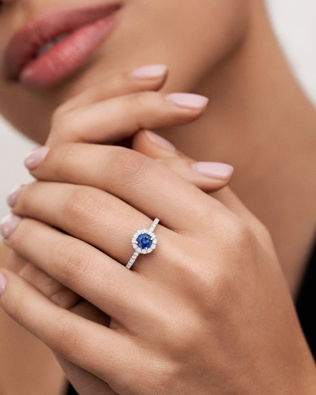 Sortija Anette de Zafiro y Diamantes en Oro Blanco de 18 Kt - Image 3
