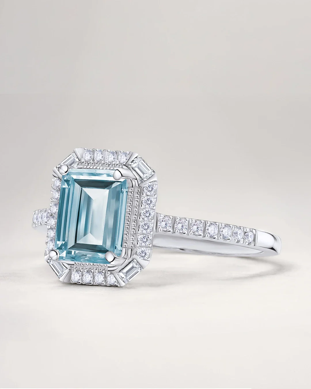 Sortija Art Deco Clarice de Aguamarina y Diamantes en Oro Blanco de 18 Kt - Image 5