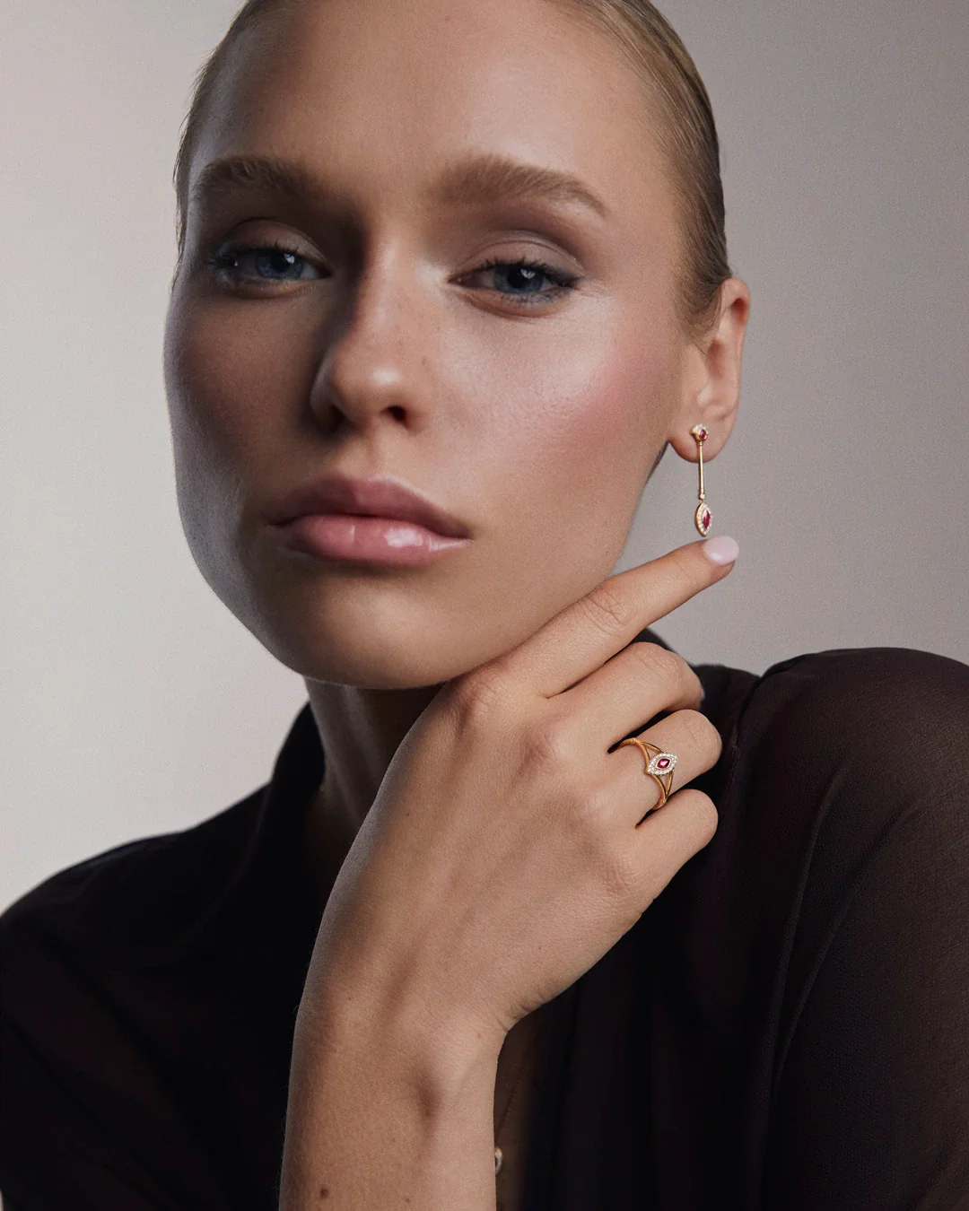 Sortija Art Deco Cleo de Rubí y Diamantes en Oro Amarillo de 18 Kt - Image 3