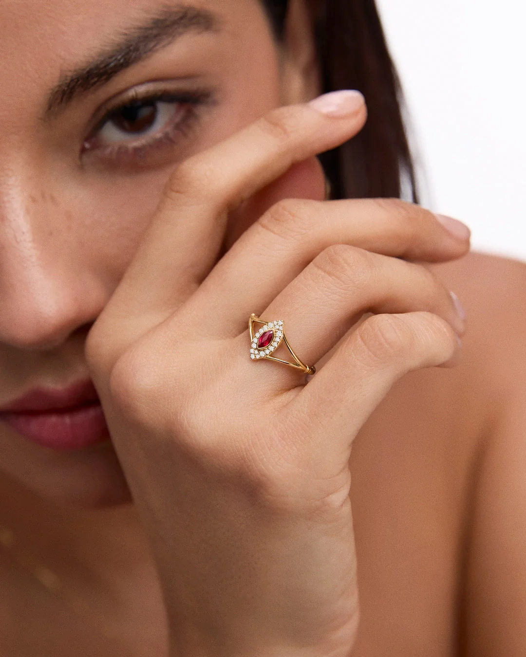 Sortija Art Deco Cleo de Rubí y Diamantes en Oro Amarillo de 18 Kt - Image 5