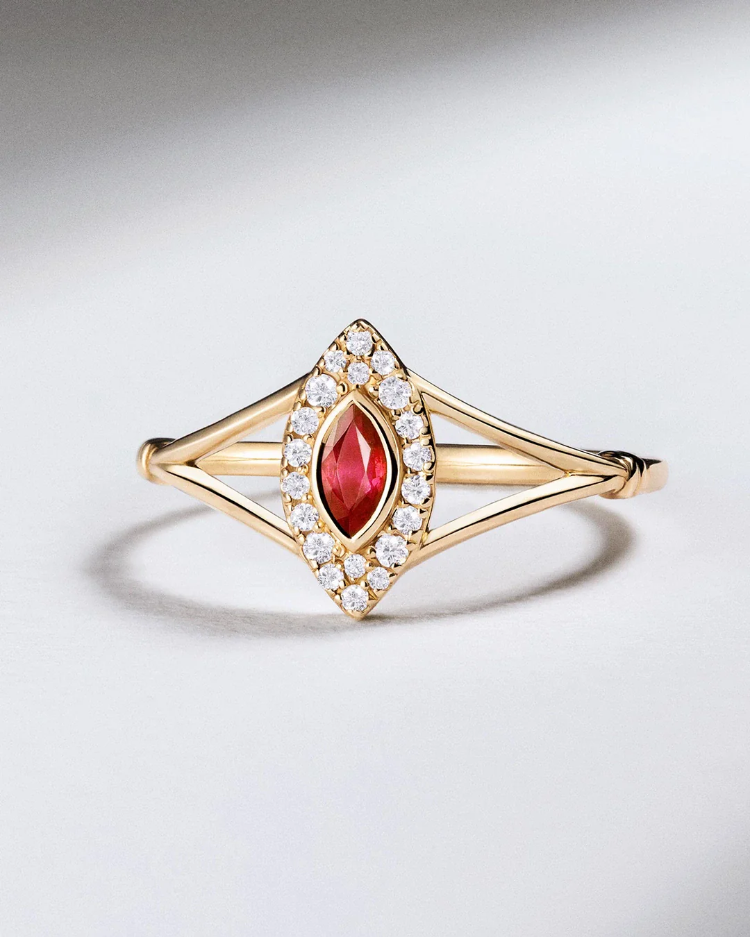 Sortija Art Deco Cleo de Rubí y Diamantes en Oro Amarillo de 18 Kt - Image 6