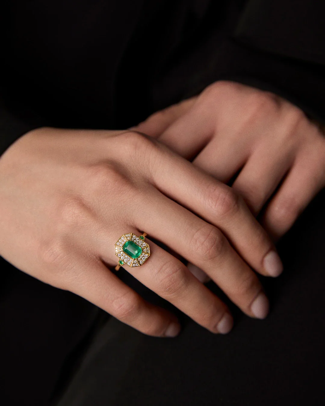 Sortija Art Deco Helen de Esmeraldas con Doble Orla de Diamantes en Oro Amarillo de 18 Kt - Image 3