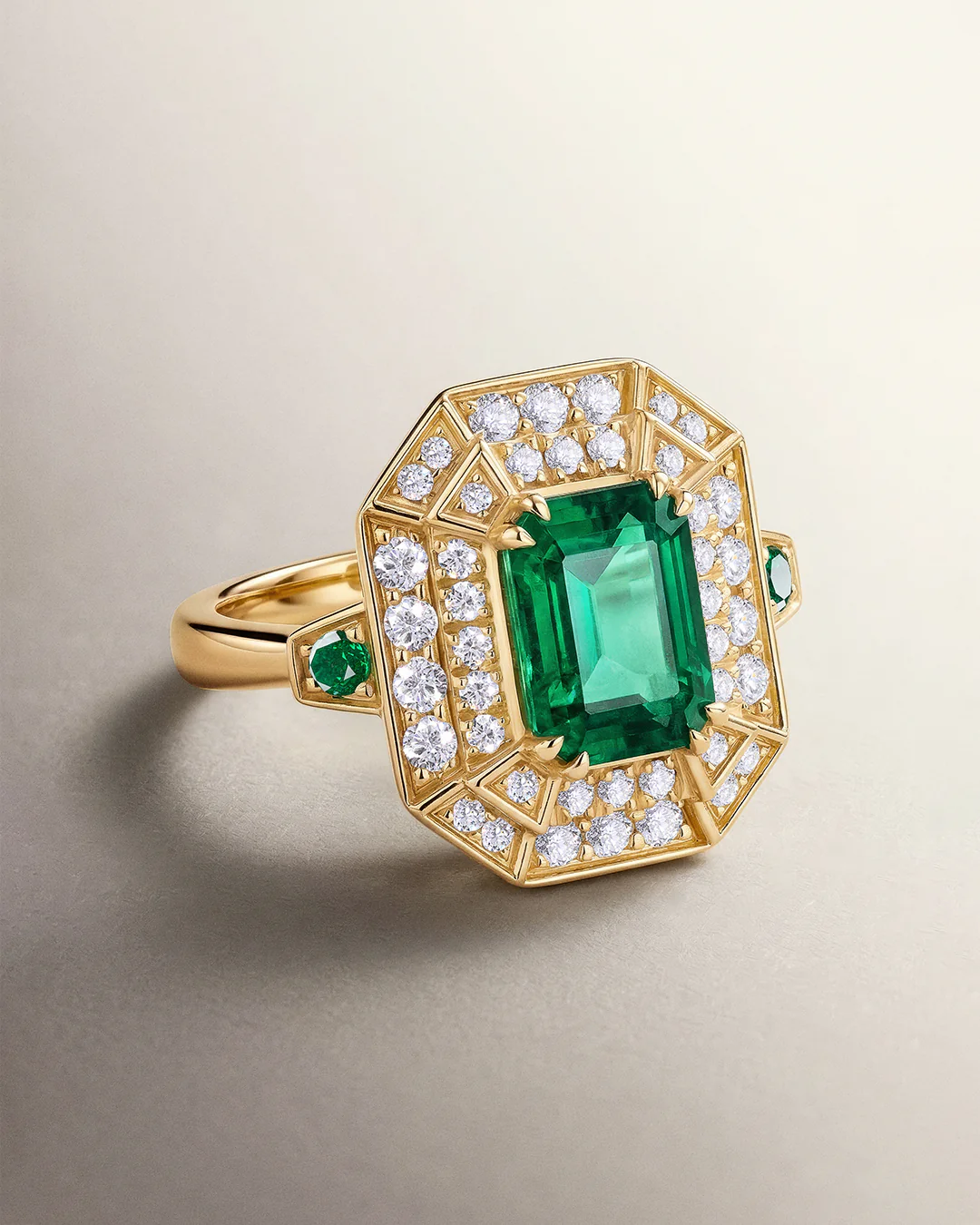 Sortija Art Deco Helen de Esmeraldas con Doble Orla de Diamantes en Oro Amarillo de 18 Kt - Image 5