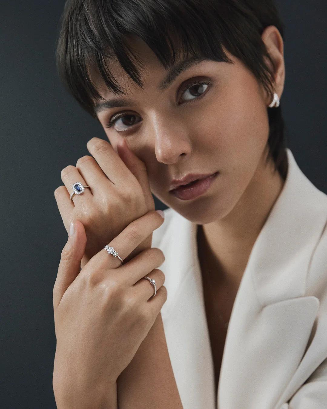 Sortija Art Deco Helen de Zafiro y Diamantes en Oro Blanco de 18 Kt - Image 3