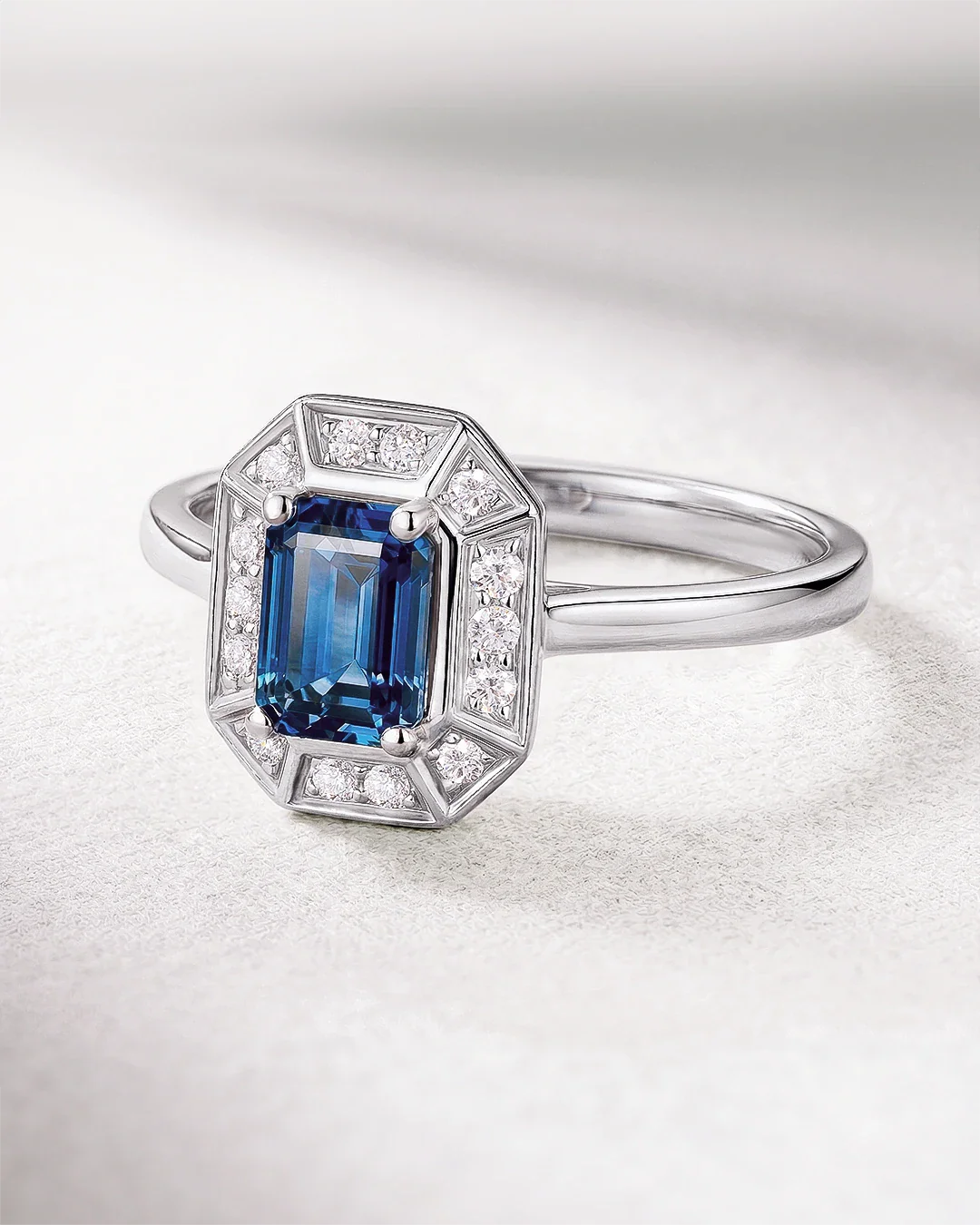 Sortija Art Deco Helen de Zafiro y Diamantes en Oro Blanco de 18 Kt - Image 6
