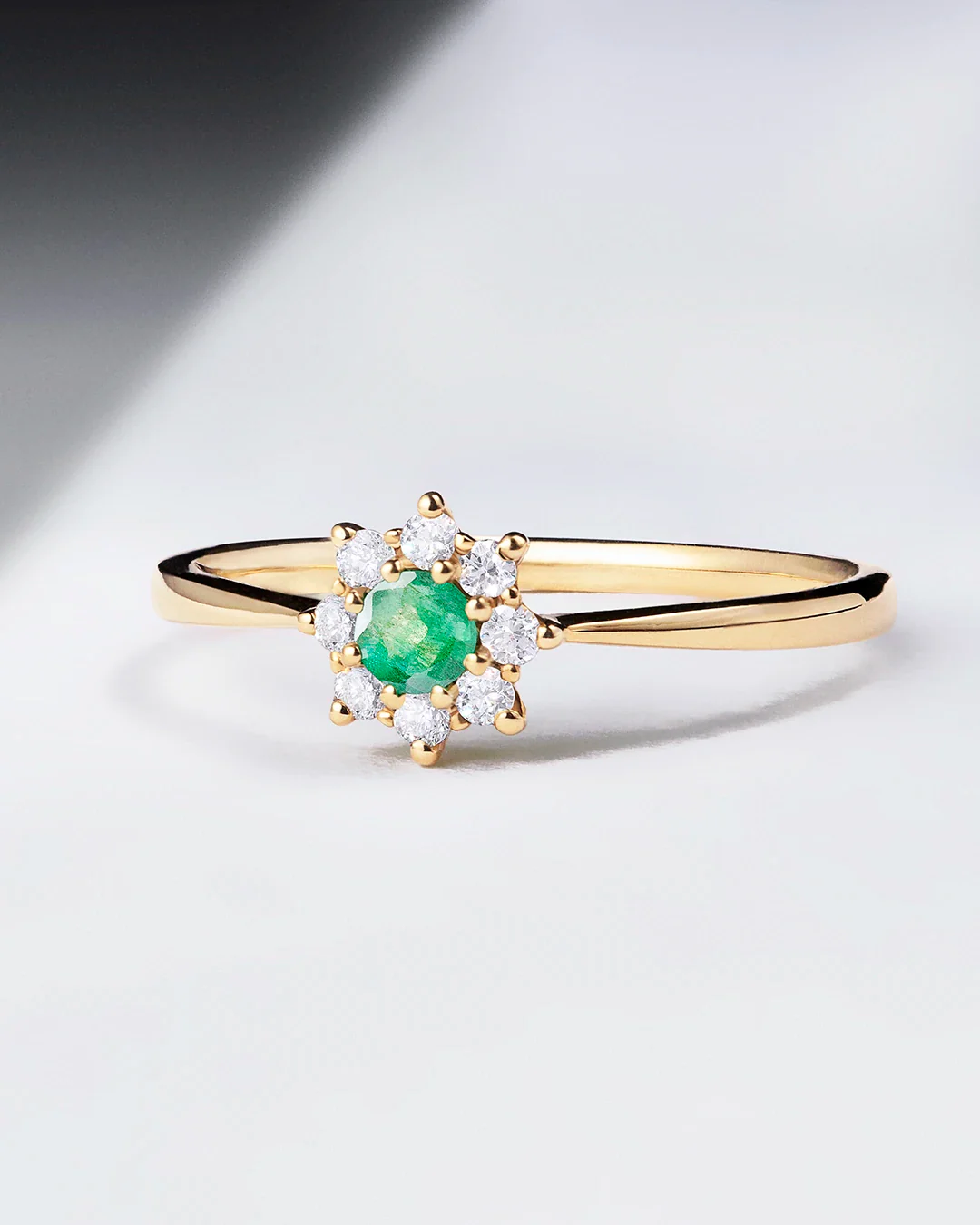 Sortija Astrid de Esmeralda y Diamantes en Oro Amarillo de 18 Kt - Image 4