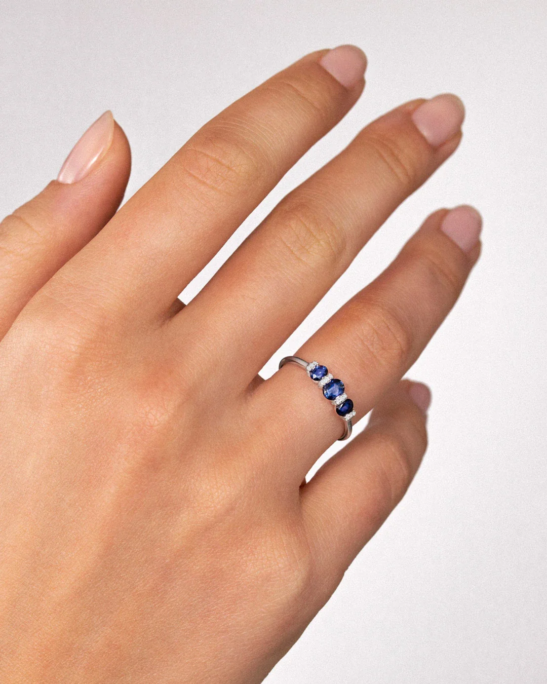 Sortija Blair de Zafiros y Diamantes en Oro Blanco de 18 Kt - Image 2