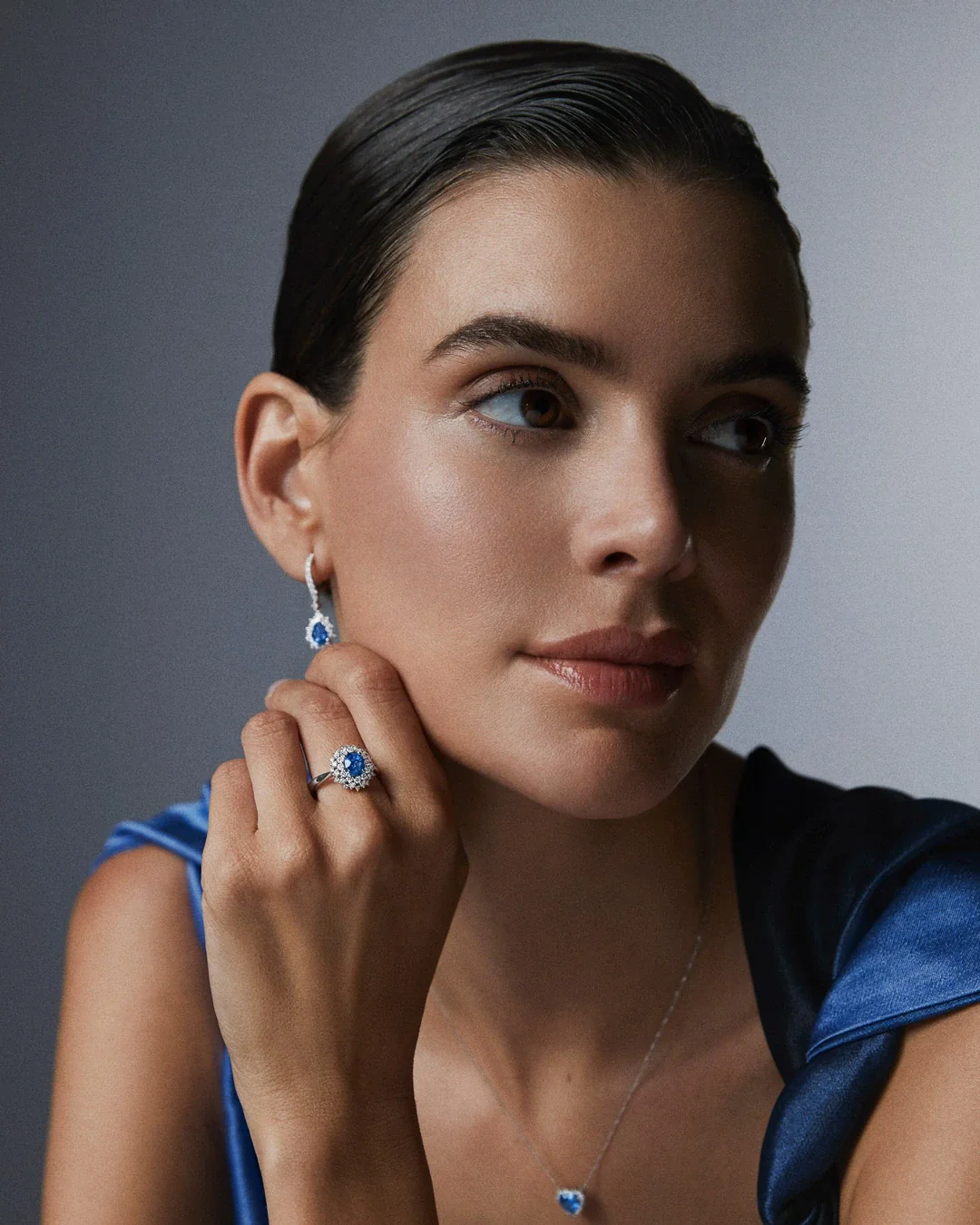 Sortija Blooms of Ceylon de Zafiro y Diamantes en Oro Blanco de 18 Kt - Image 4