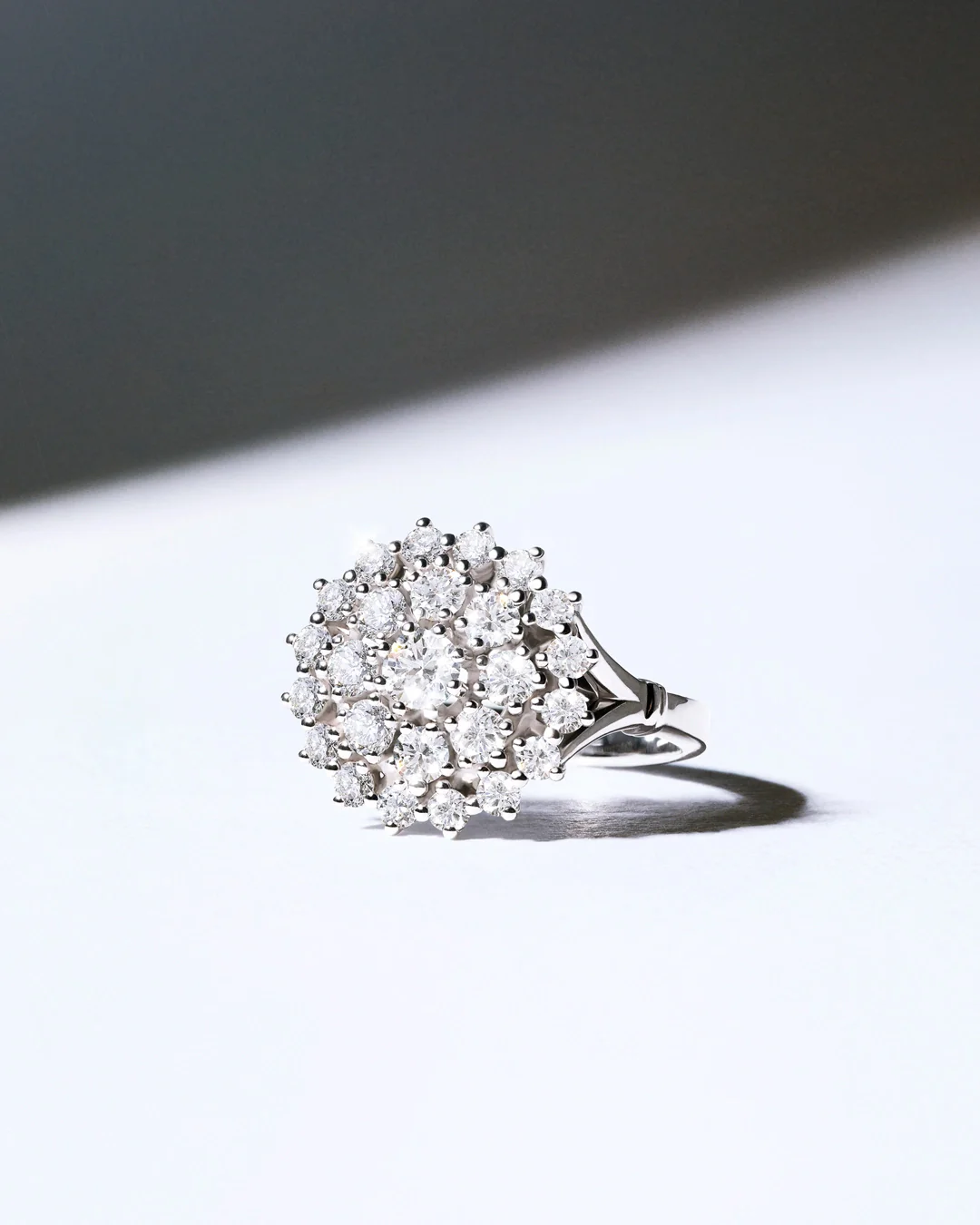 Sortija Blossom de Diamantes en Oro Blanco de 18 Kt - Image 5