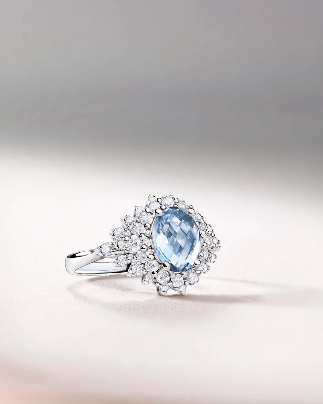 Sortija Blue Jay de Aguamarina y Diamantes en Oro Blanco de 18 Kt - Image 5