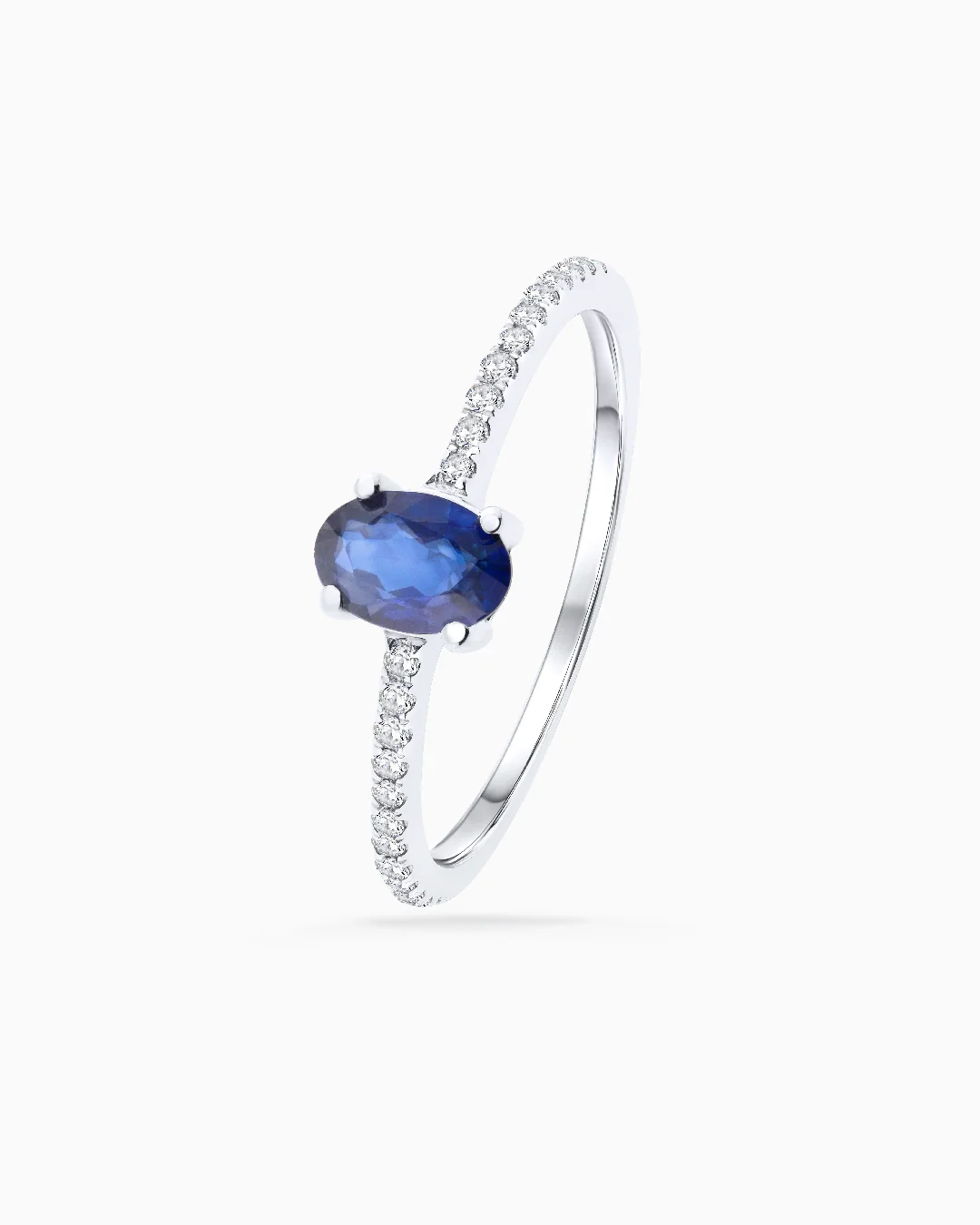 Sortija Caeli de Zafiro Oval y Diamantes en Oro Blanco de 18 Kt - Image 2