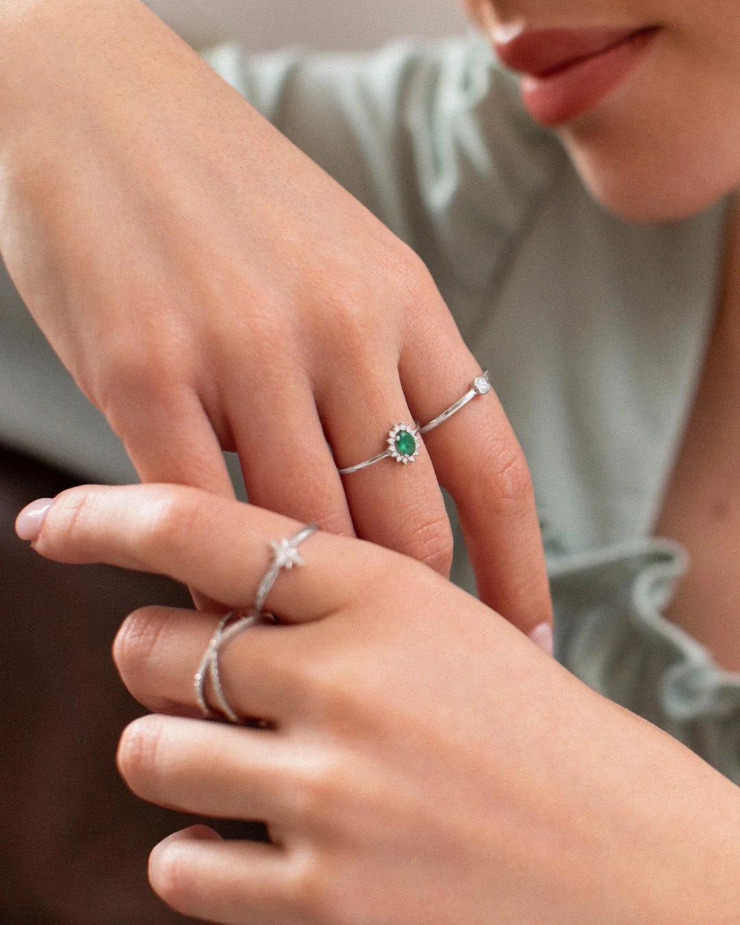 Sortija Dalia de Esmeralda y Diamantes en Oro Blanco de 18 Kt - Image 3