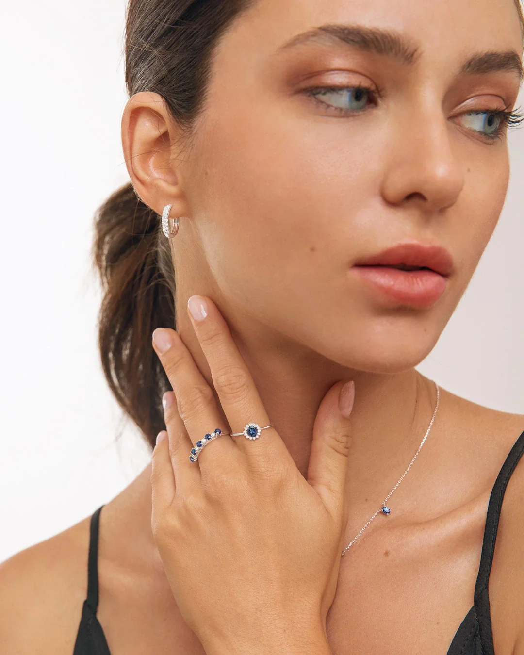 Sortija Dalia de Zafiro y Diamantes en Oro Blanco de 18 Kt - Image 3