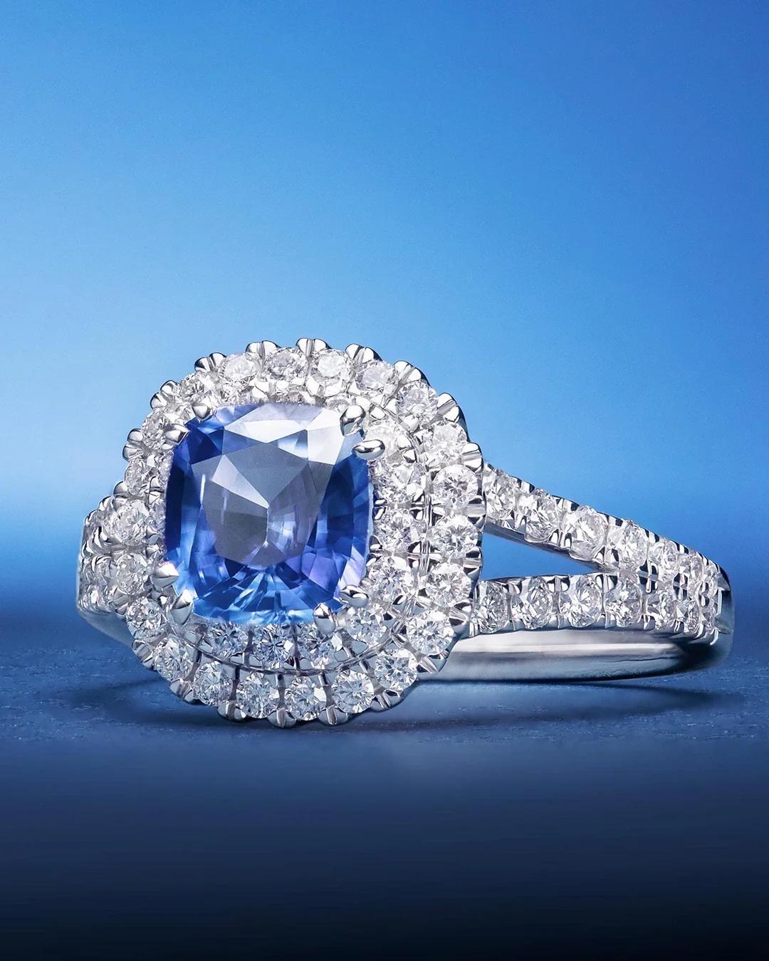 Sortija Dreams of Ceylon de Zafiro Talla Cushion y Diamantes en Oro Blanco de 18 Kt - Image 6