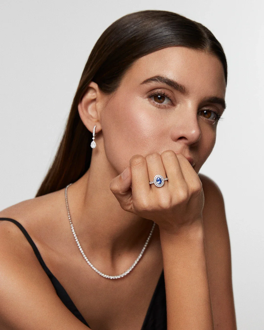 Sortija Dreams of Ceylon de Zafiro Talla Oval y Diamantes en Oro Blanco de 18 Kt - Image 5