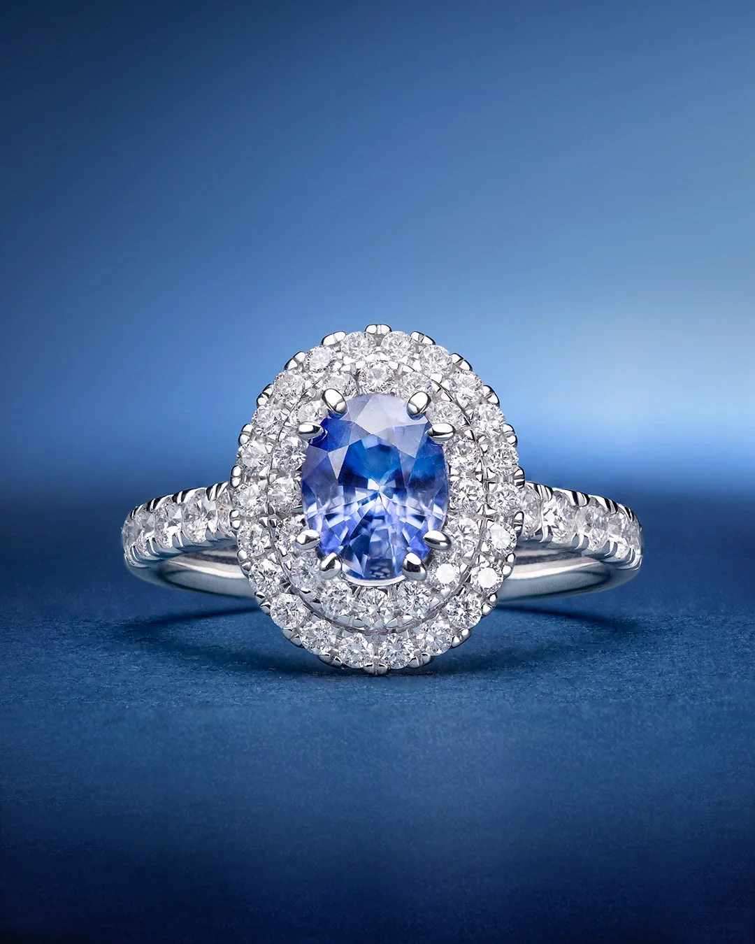 Sortija Dreams of Ceylon de Zafiro Talla Oval y Diamantes en Oro Blanco de 18 Kt - Image 6