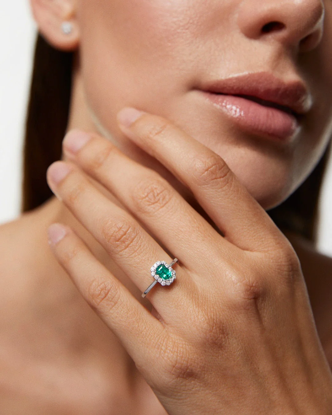 Sortija Elizabeth de Esmeralda y Diamantes en Oro Blanco de 18 Kt - Image 2