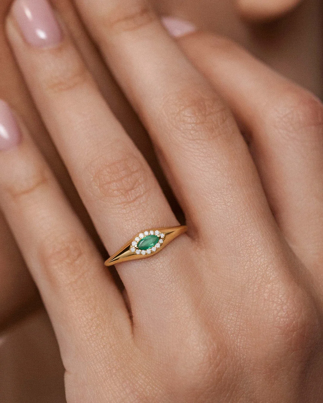 Sortija Ever de Esmeralda y Diamantes en Oro Amarillo de 18 Kt - Image 2