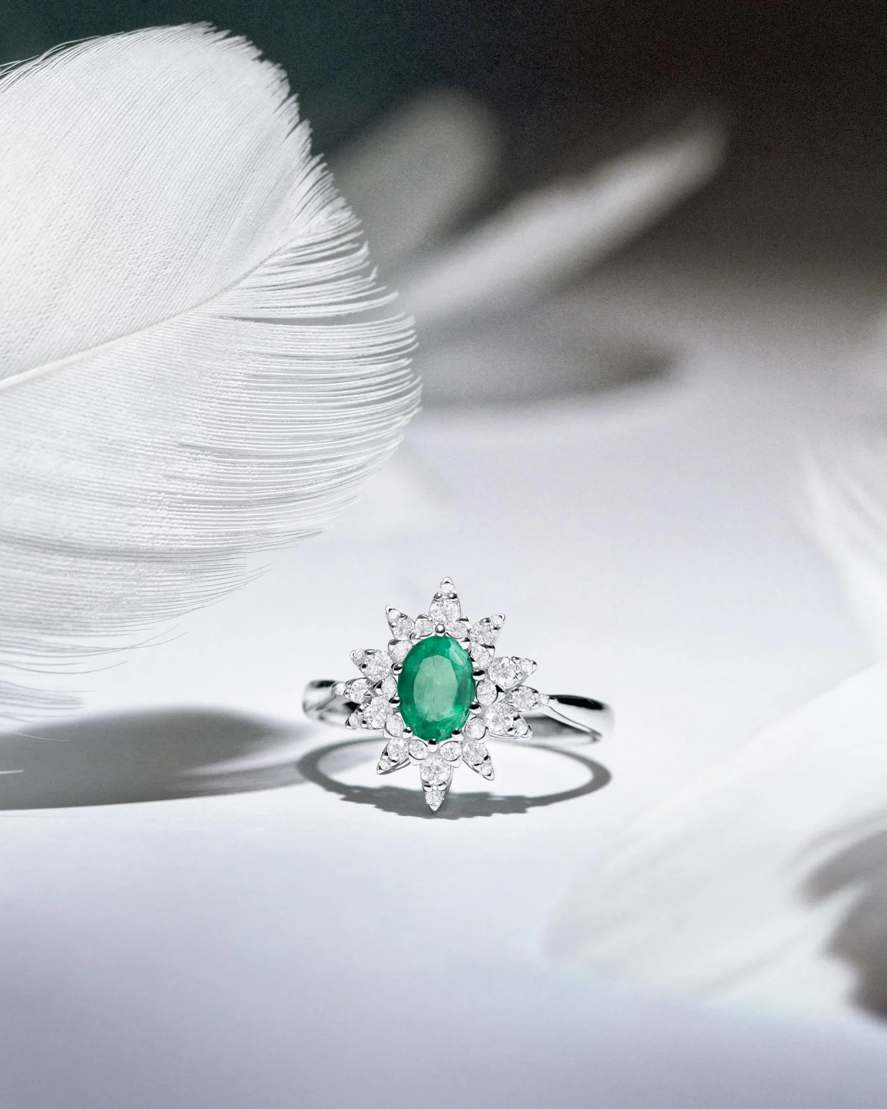 Sortija Green Jay de Esmeralda y Diamantes en Oro Blanco de 18 Kt - Image 4