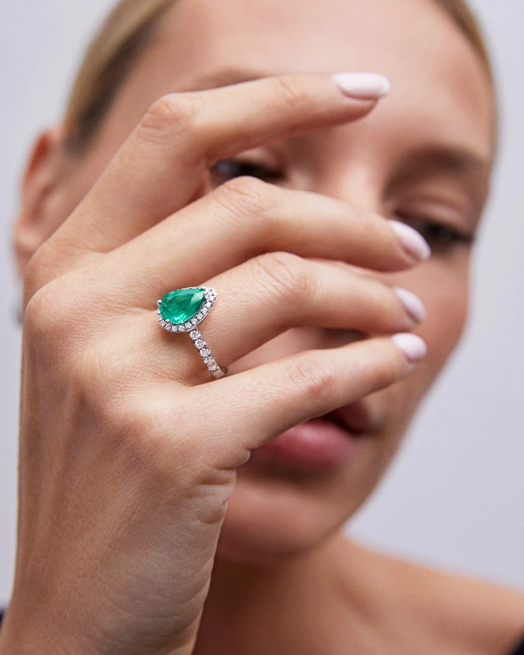 Sortija Hera de Esmeralda y Diamantes en Oro Blanco de 18 Kt - Image 3