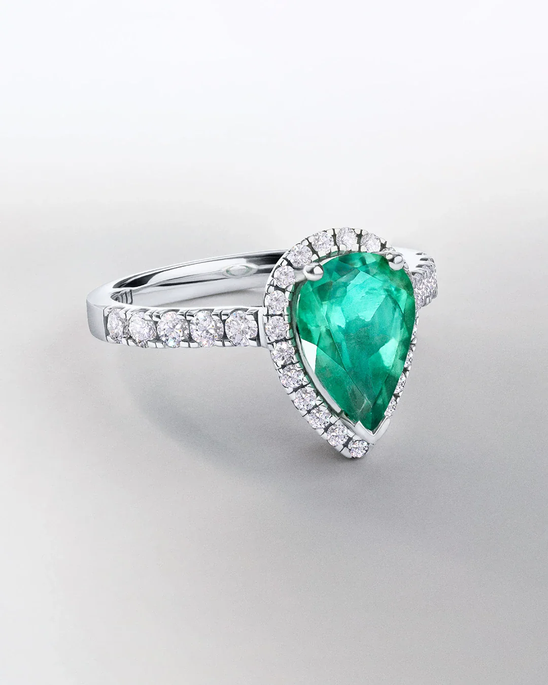 Sortija Hera de Esmeralda y Diamantes en Oro Blanco de 18 Kt - Image 5
