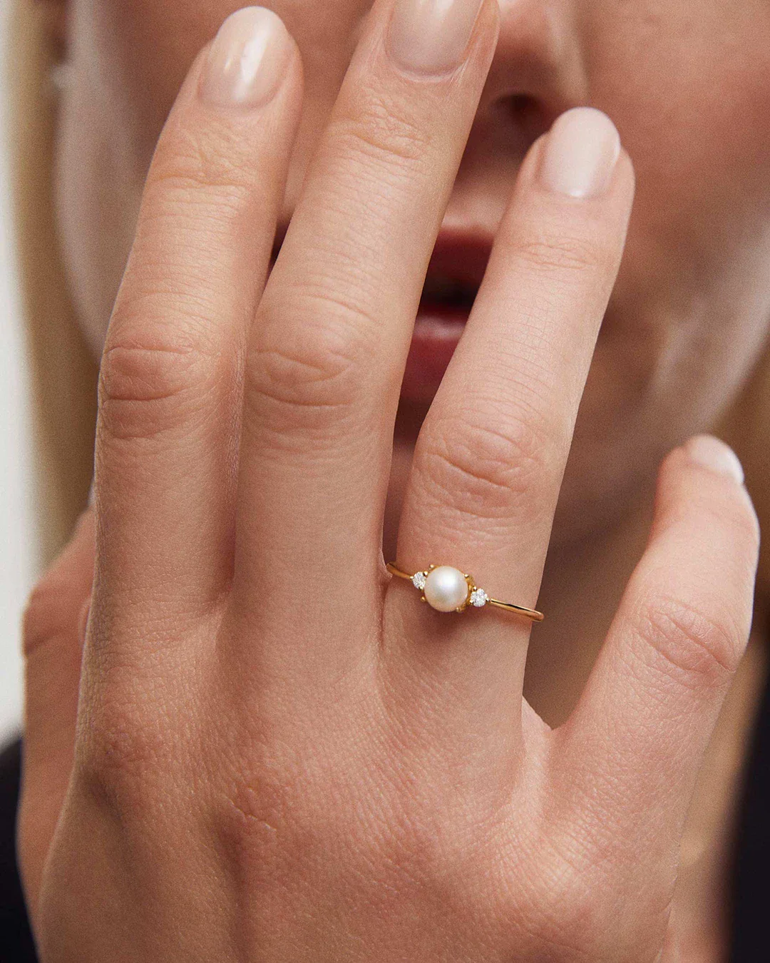 Sortija Holly de Perla y Diamantes en Oro Amarillo de 18 Kt - Image 2