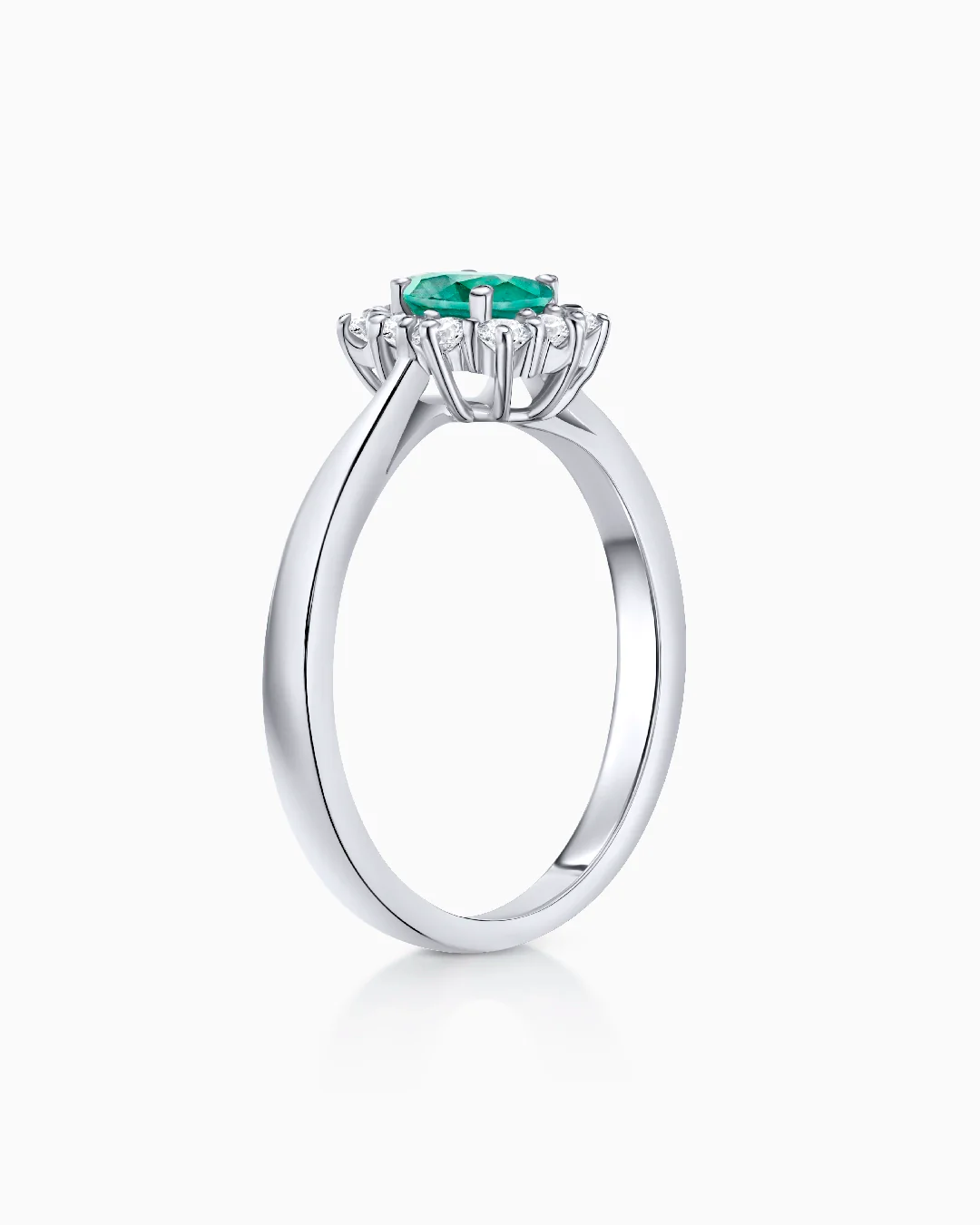 Sortija Irem de Esmeralda y Diamantes 0,30 Cts. en Oro Blanco de 18 Kt - Image 4