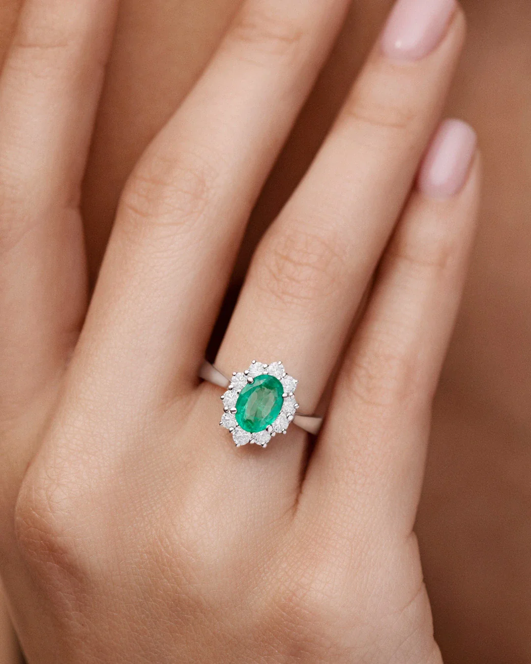 Sortija Irem de Esmeralda y Diamantes 0,70 Cts. en Oro Blanco de 18 Kt - Image 3