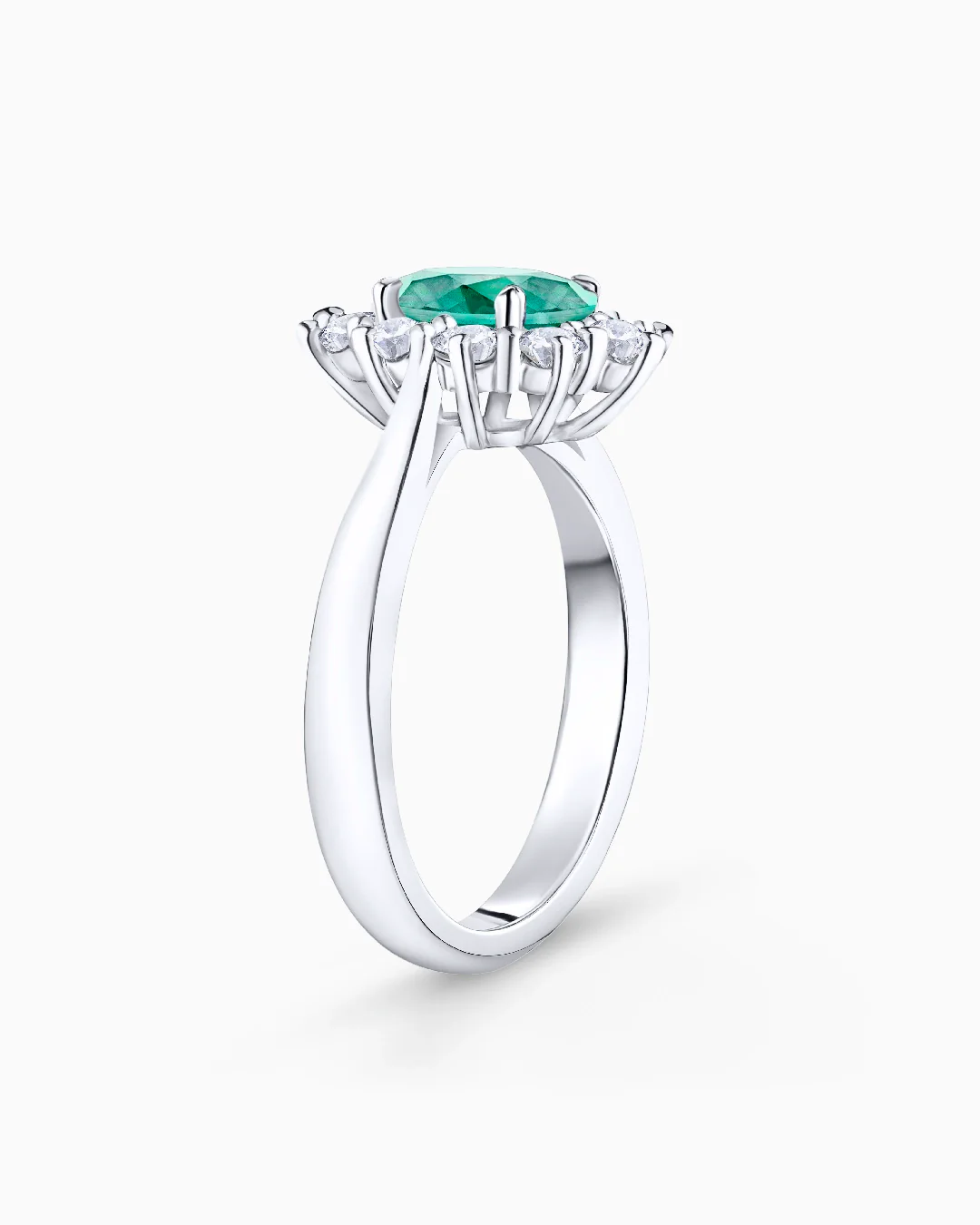 Sortija Irem de Esmeralda y Diamantes 0,70 Cts. en Oro Blanco de 18 Kt - Image 6