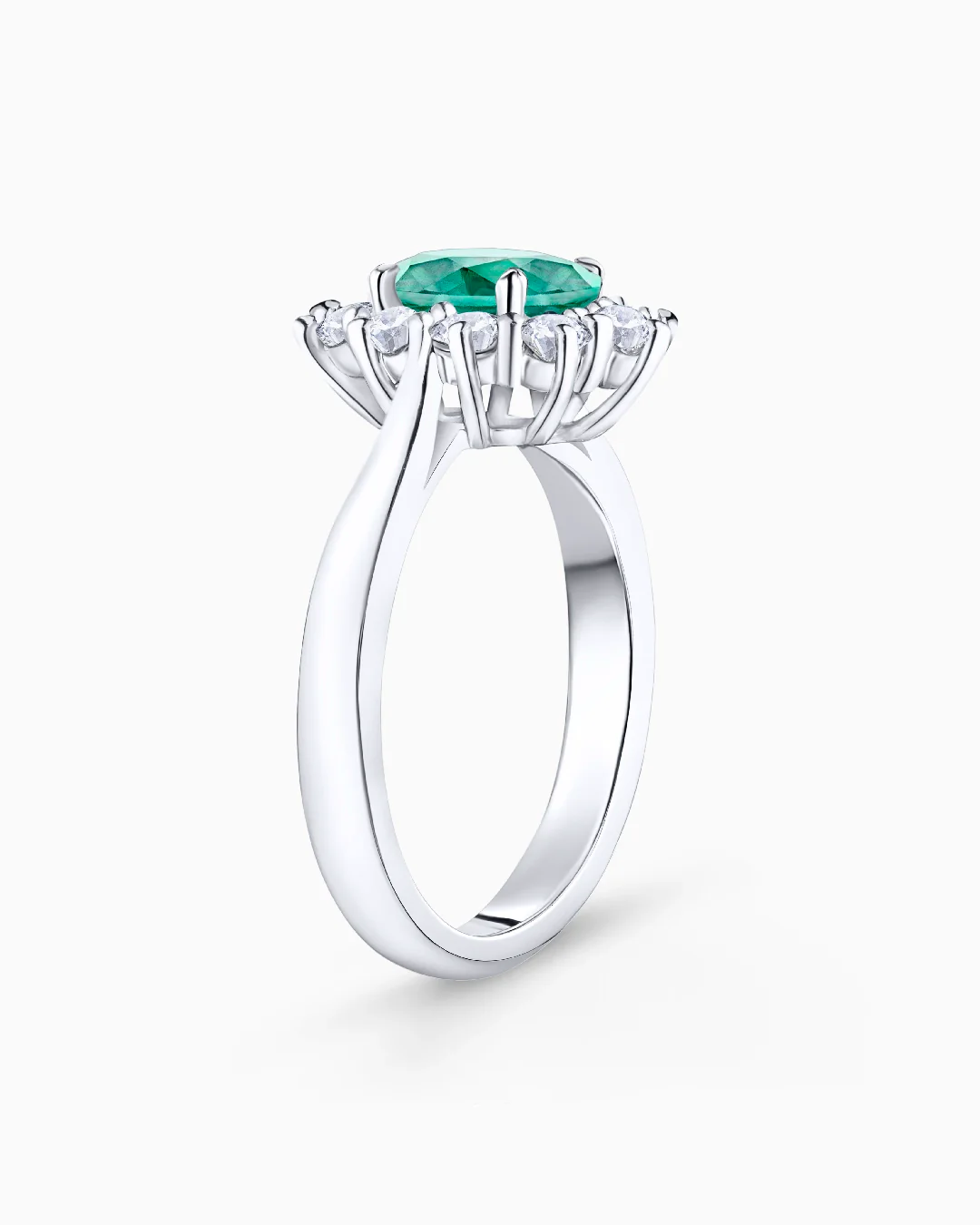 Sortija Irem de Esmeralda y Diamantes 0,50 Cts. en Oro Blanco de 18 Kt - Image 4
