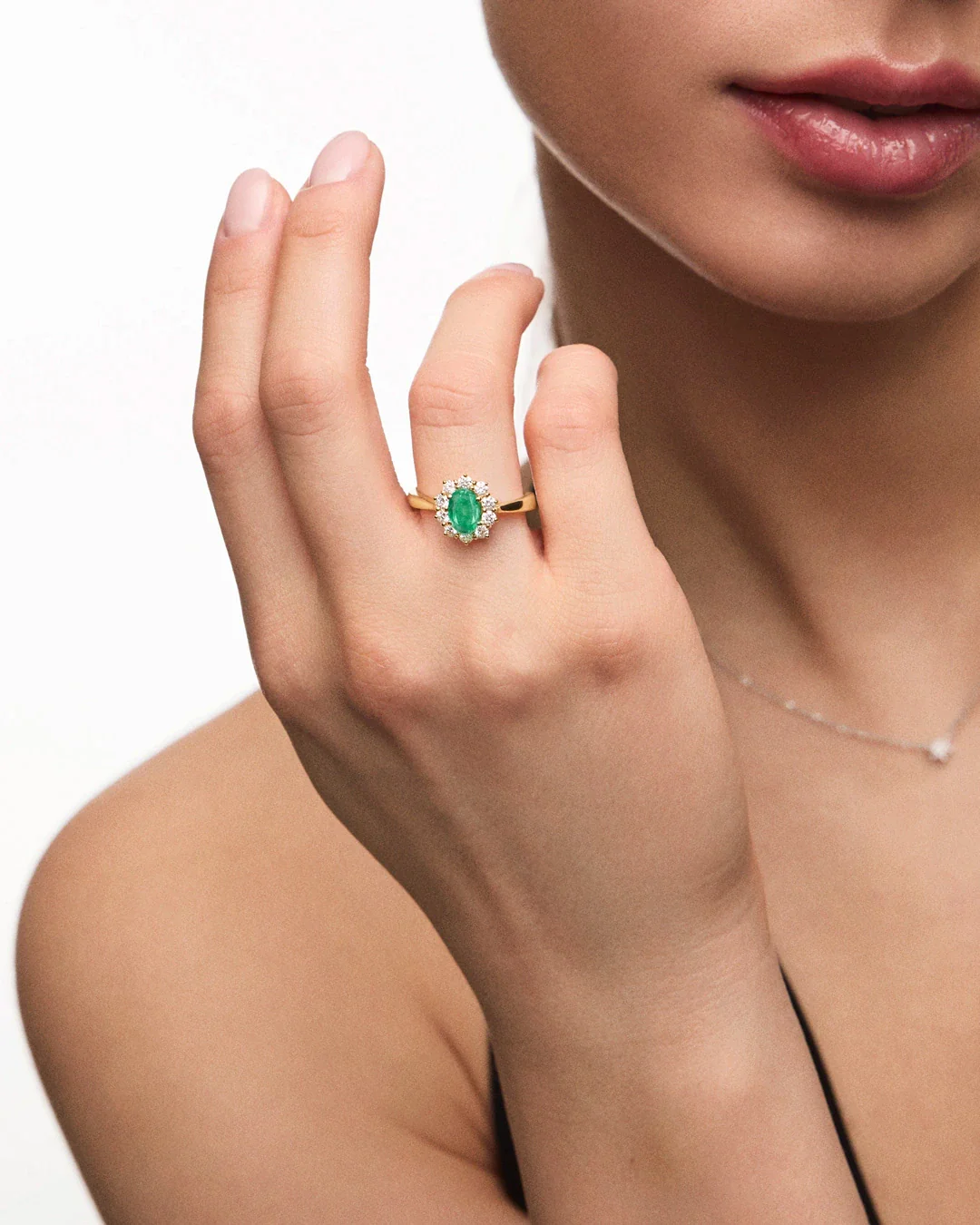Sortija Irem de Esmeralda y Diamantes 0,50 Cts. en Oro Amarillo de 18 Kt - Image 2