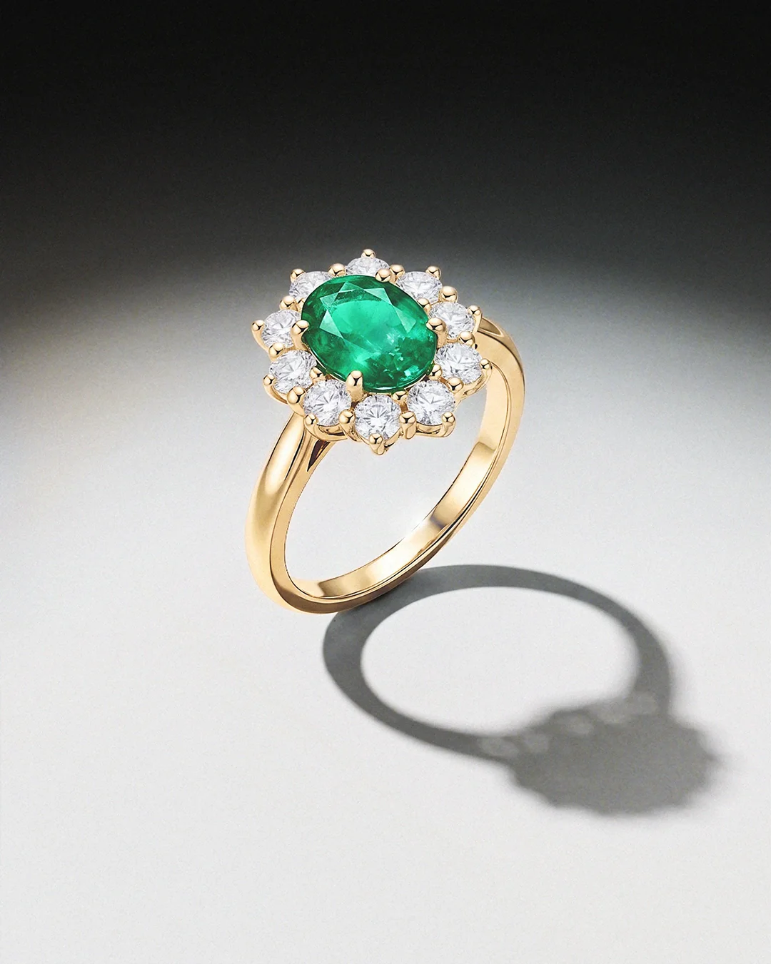 Sortija Irem de Esmeralda y Diamantes 0,50 Cts. en Oro Amarillo de 18 Kt - Image 4