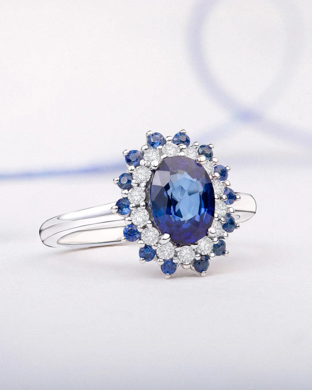 Sortija Irina Blue de Zafiro y Diamantes en Oro Blanco de 18 Kt - Image 6