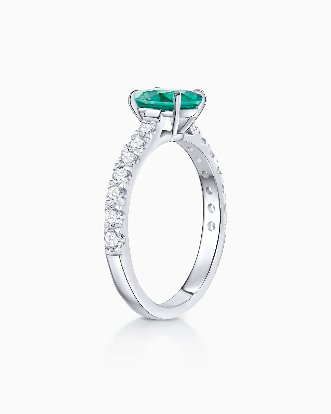 Sortija Ivy de Esmeralda y Diamantes 0,50 Cts. en Oro Blanco de 18 Kt - Image 5