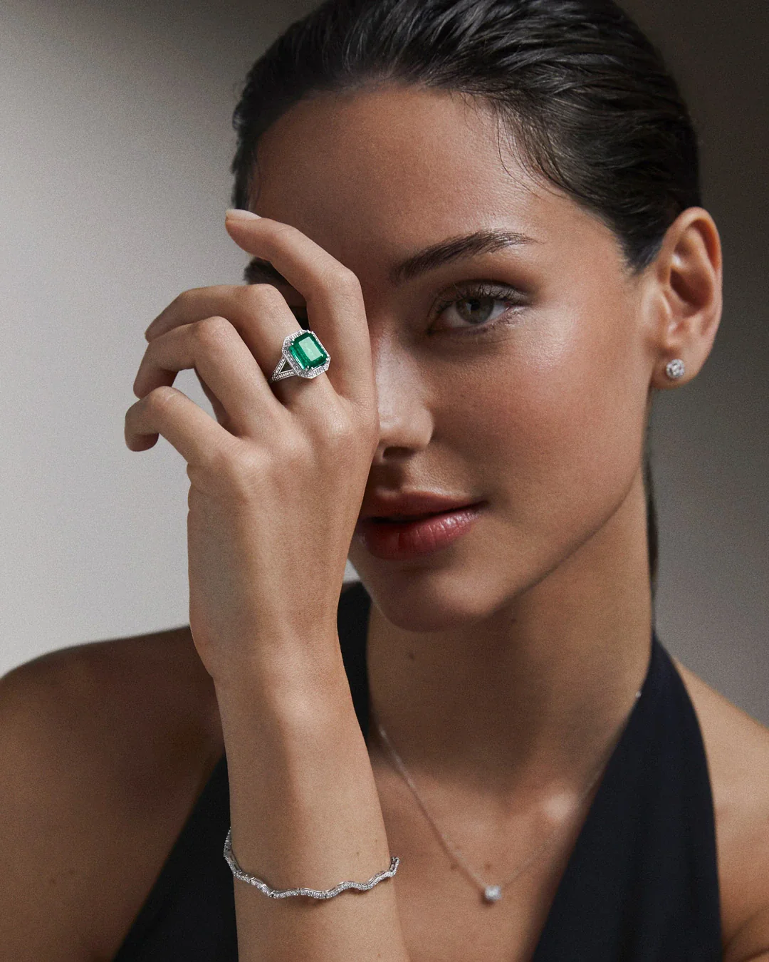 Sortija Jacqueline de Esmeralda y Diamantes en Oro Blanco de 18 Kt - Image 3