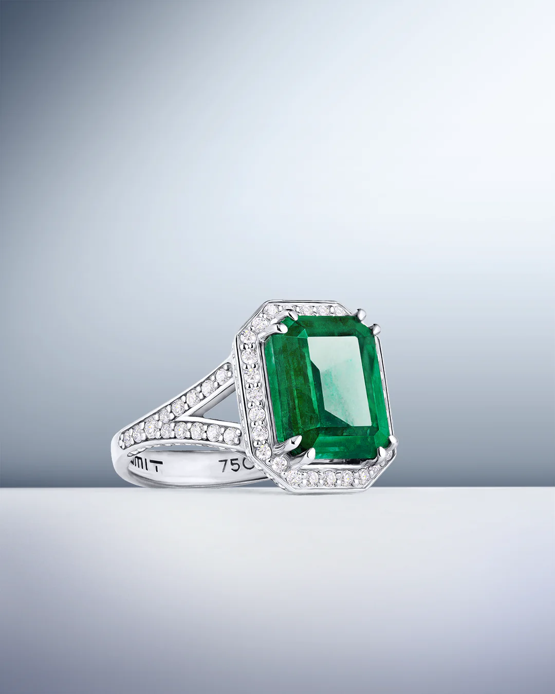 Sortija Jacqueline de Esmeralda y Diamantes en Oro Blanco de 18 Kt - Image 6
