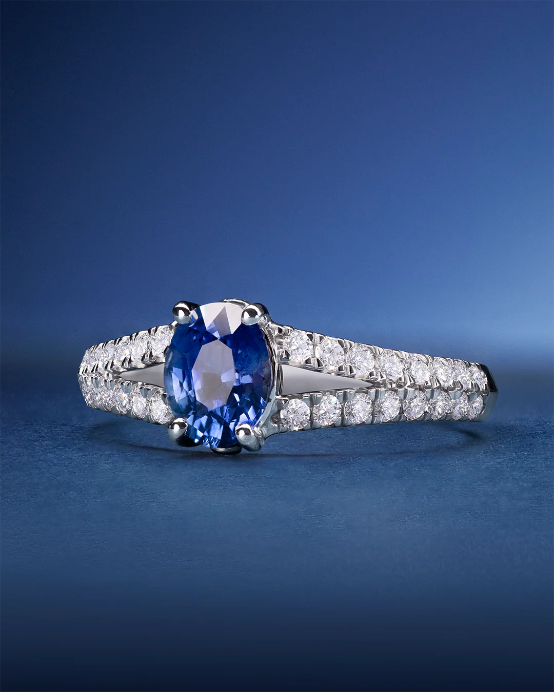 Sortija Light of Ceylon de Zafiro y Diamantes en Oro Blanco de 18 Kt - Image 6