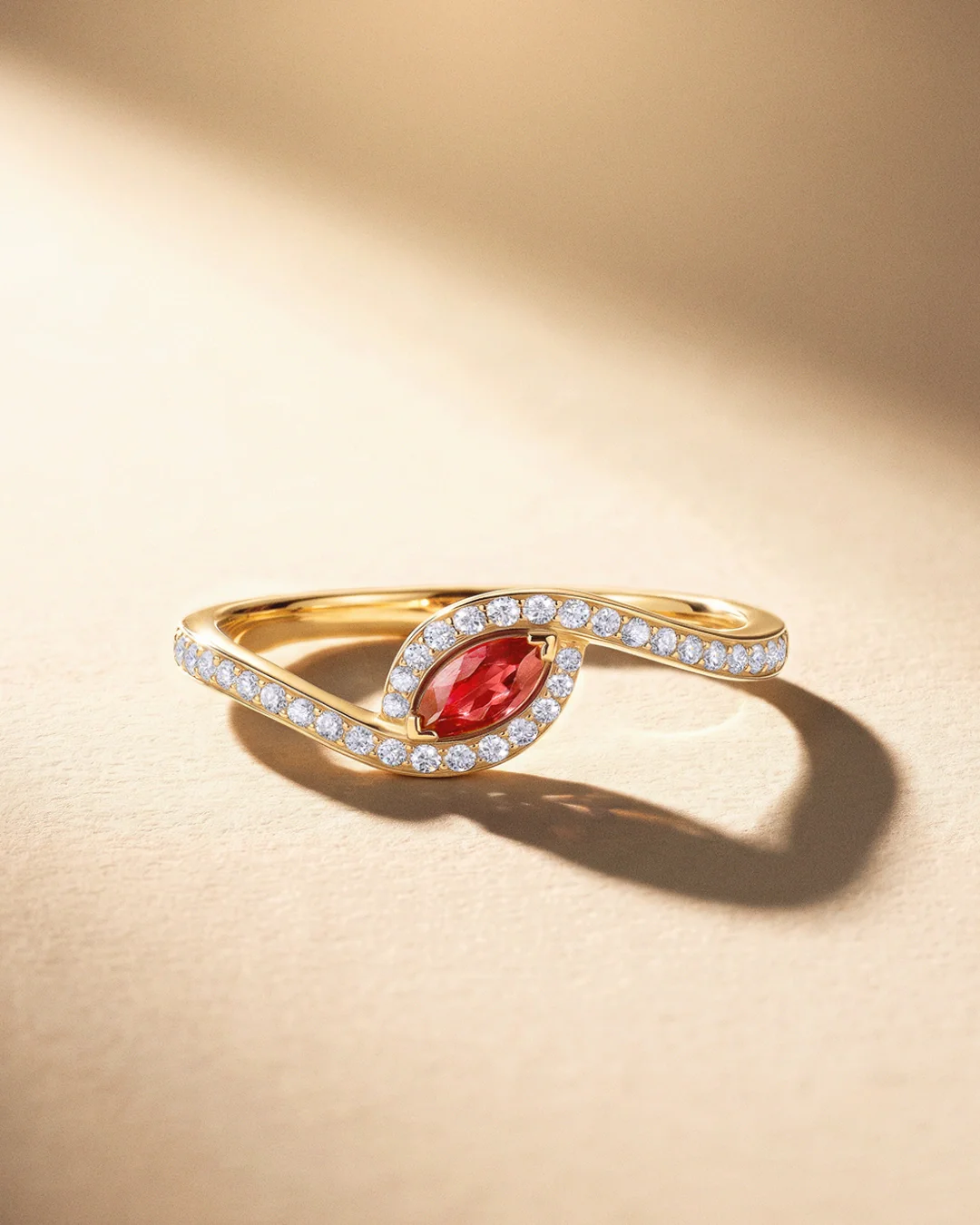 Sortija Liora Élan de Rubí y Diamantes en Oro Amarillo de 18 kt - Image 5