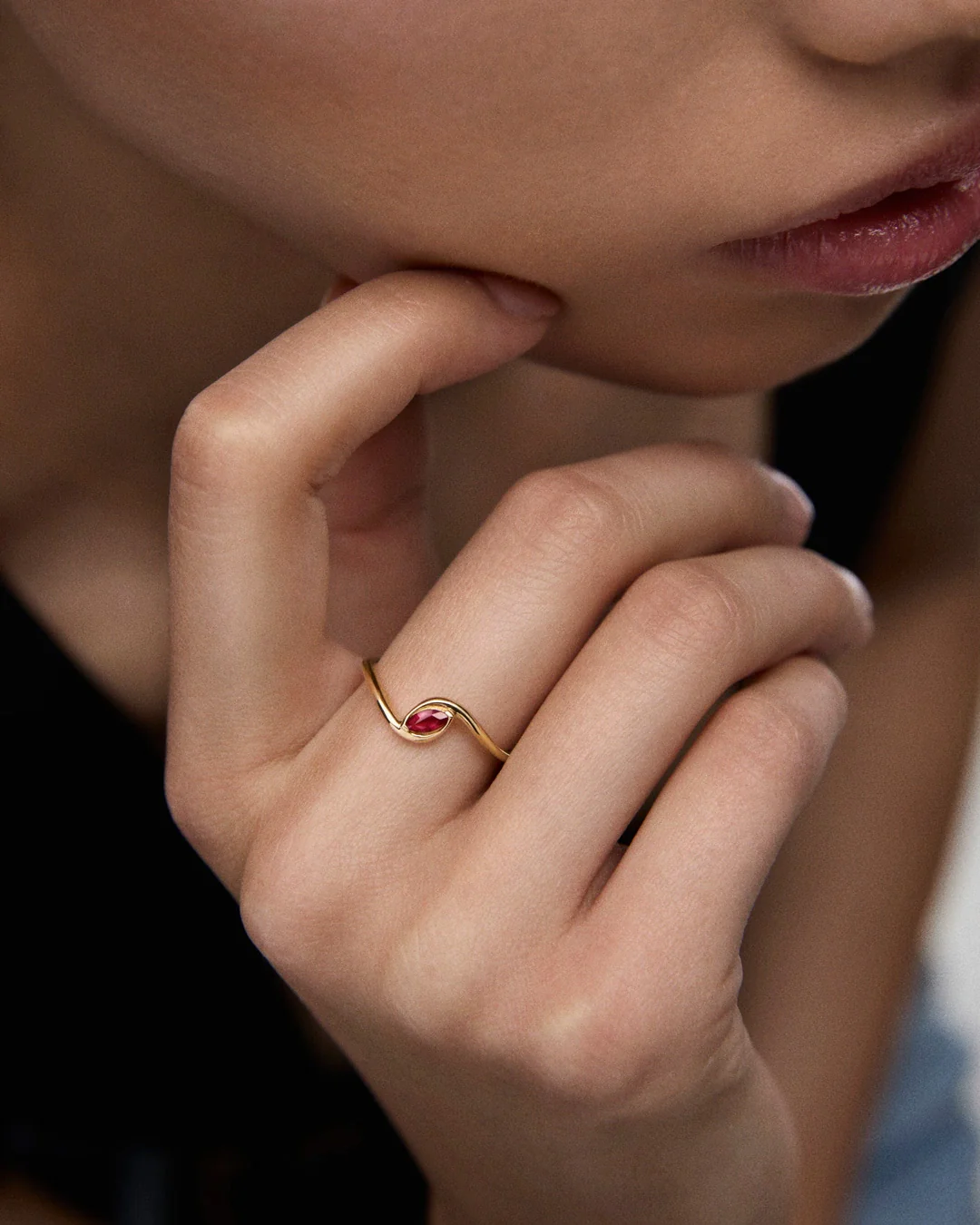 Sortija Liora Élan de Rubí en Oro Amarillo de 18 kt - Image 2
