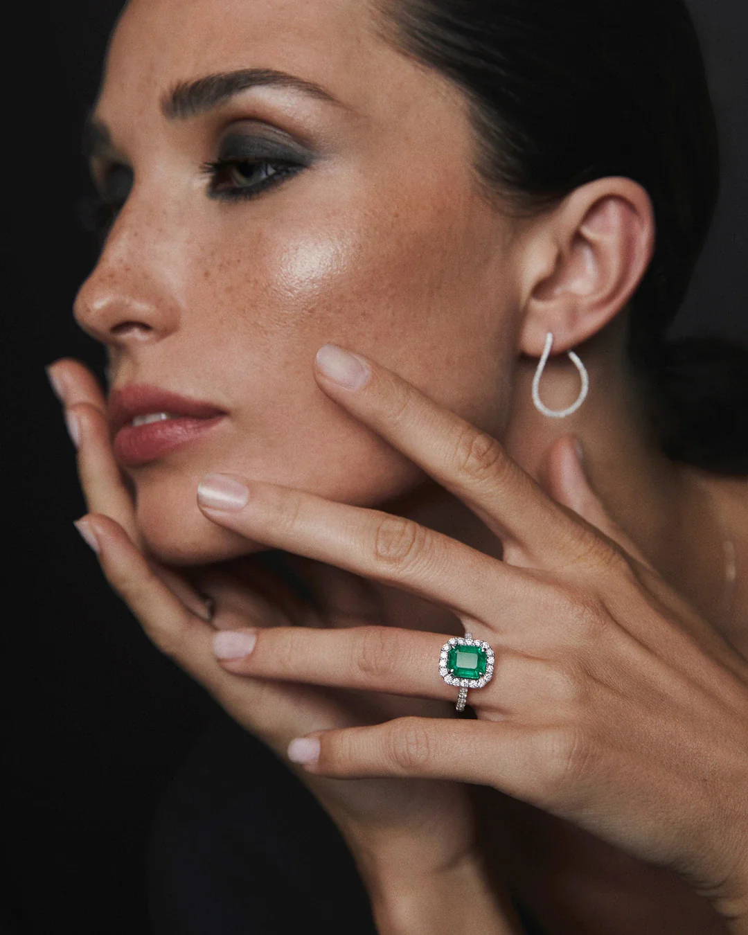 Sortija Mayfair de Esmeralda y Diamantes en Oro Blanco de 18 Kt - Image 3