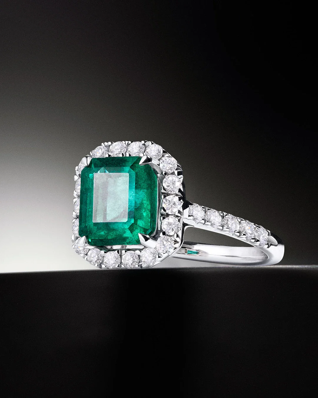 Sortija Mayfair de Esmeralda y Diamantes en Oro Blanco de 18 Kt - Image 5