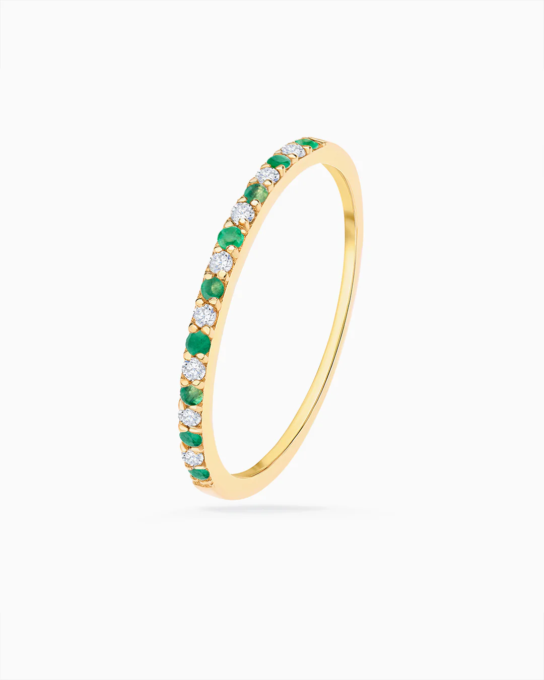 Sortija Media Alianza Milett Diamantes y Esmeraldas en Oro Amarillo de 18 Kt - Image 4