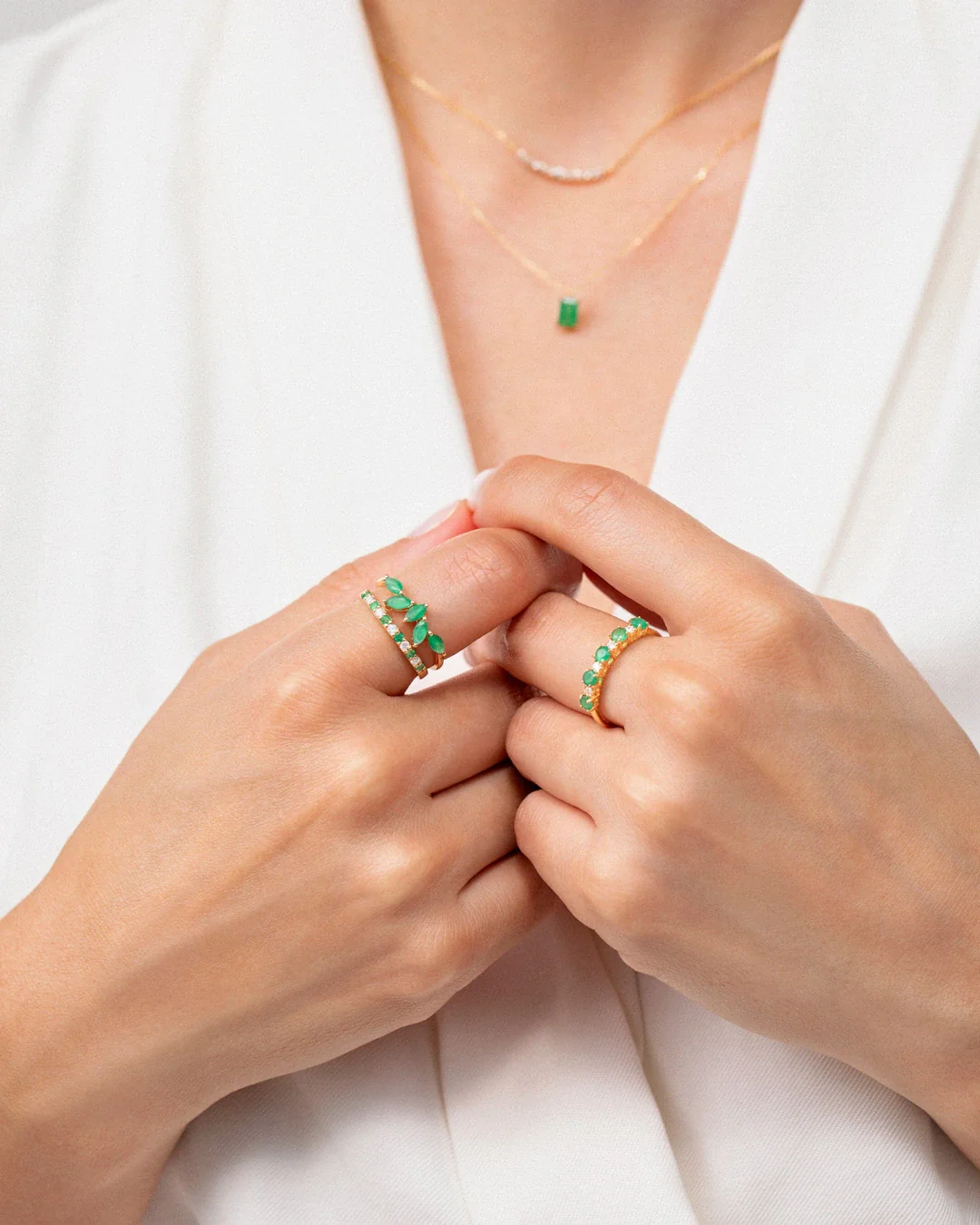 Sortija Media Alianza Milett Diamantes y Esmeraldas en Oro Amarillo de 18 Kt - Image 6