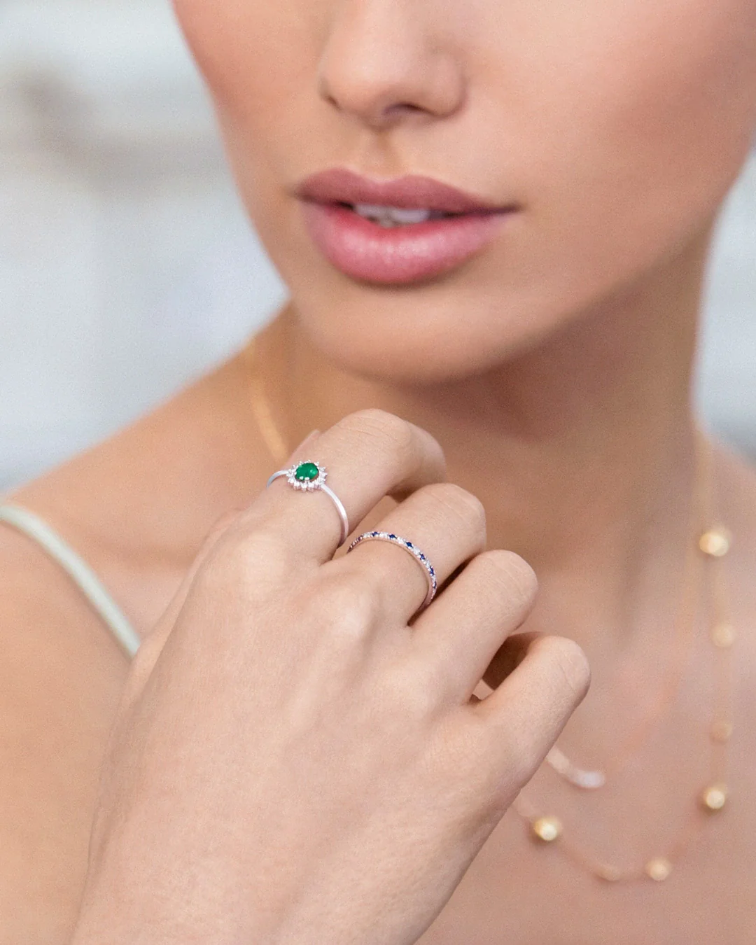 Sortija Media Alianza Milett Diamantes y Zafiros en Oro Blanco de 18 Kt - Image 3