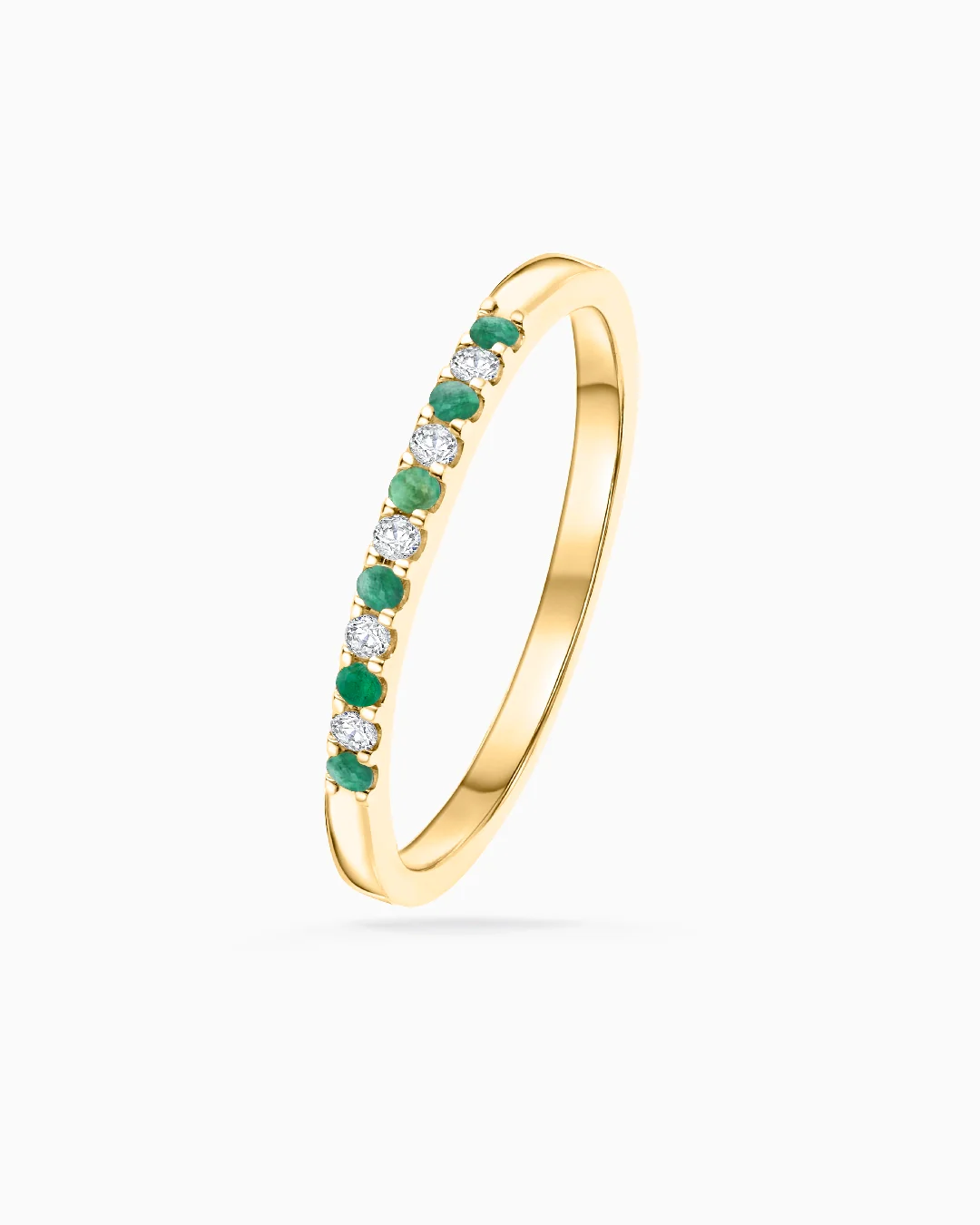 Sortija Media Alianza Vera Diamantes y Esmeraldas en Oro Amarillo de 18 Kt - Image 4