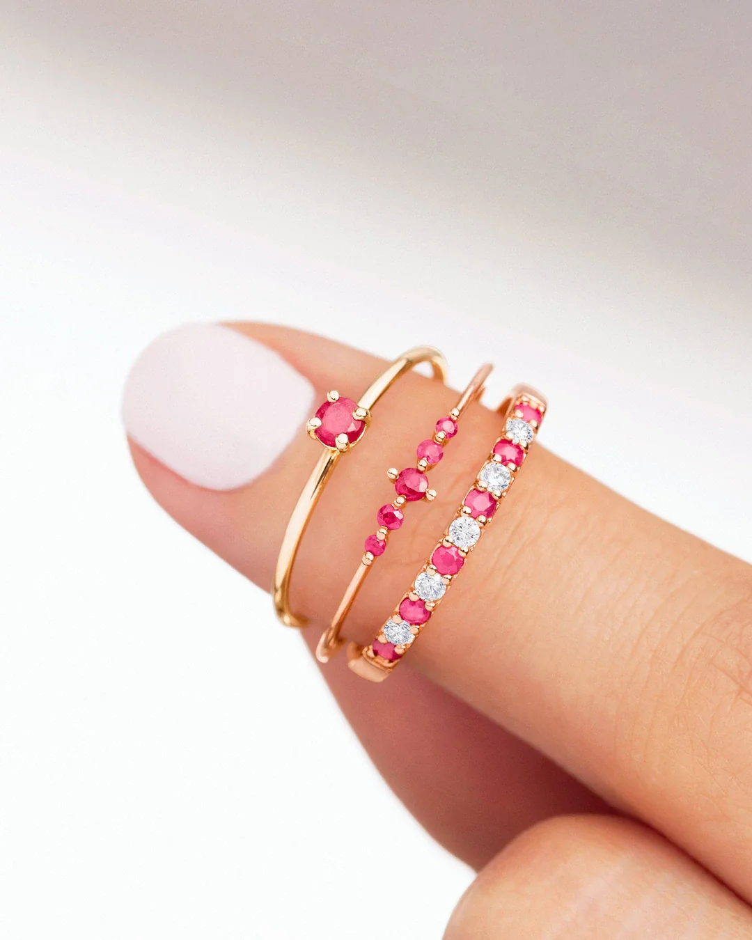 Sortija Media Alianza Vera Diamantes y Rubíes en Oro Rosa de 18 Kt - Image 3