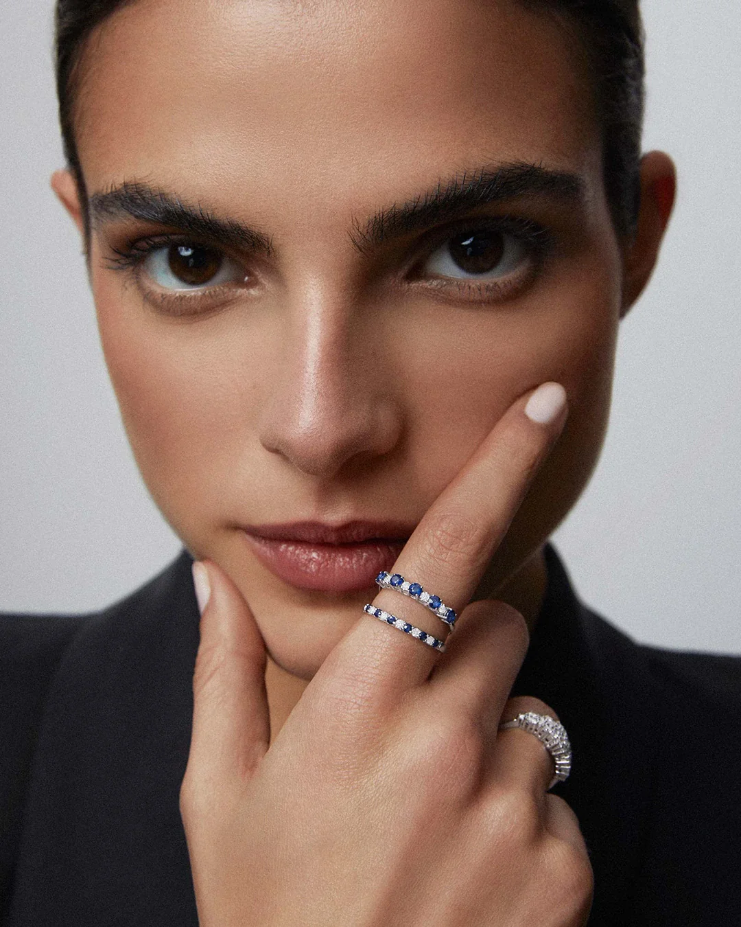 Sortija Media Alianza Vera Diamantes y Zafiros en Oro Blanco de 18 Kt - Image 3