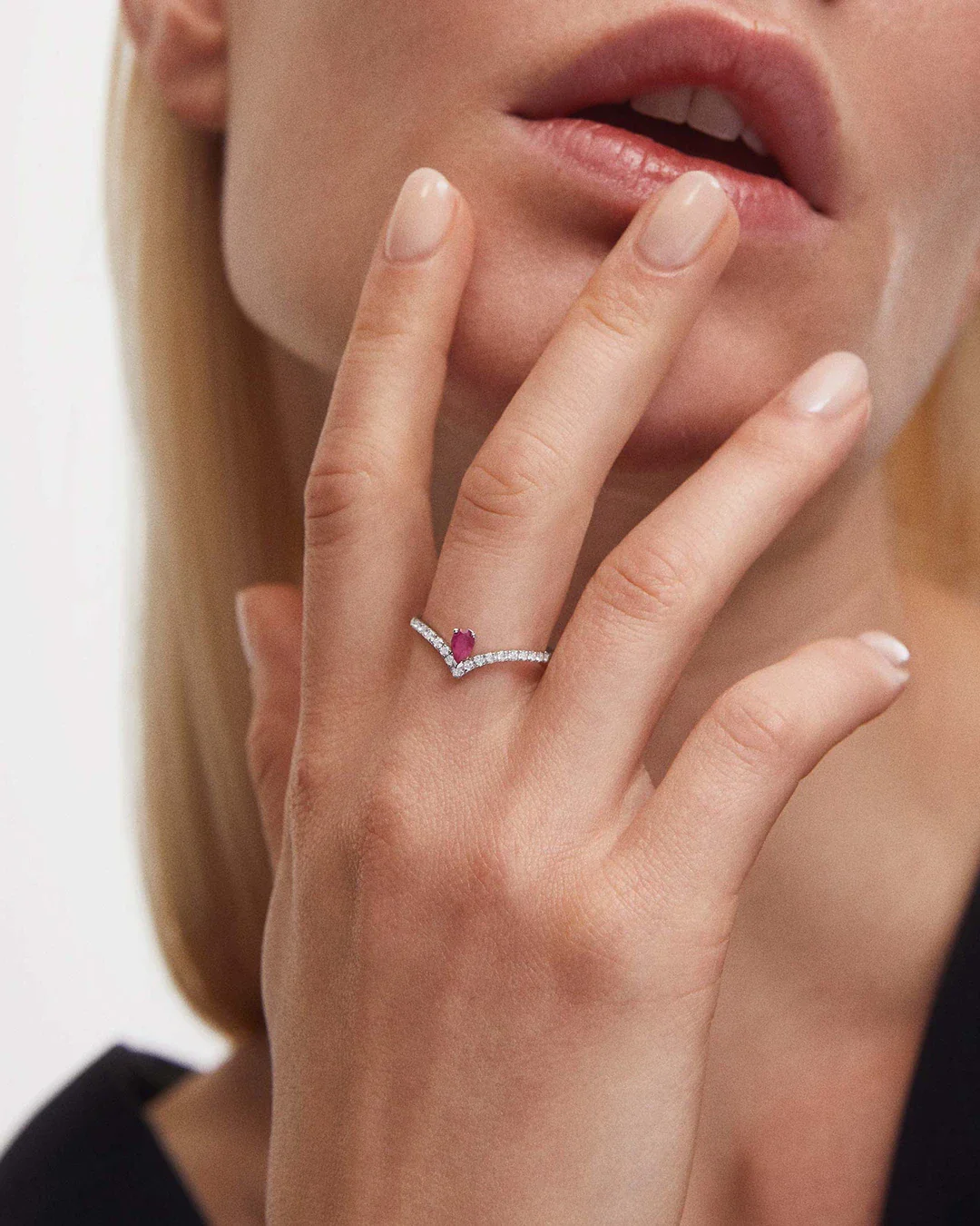 Sortija Mia de Rubí y Diamantes en Oro Blanco de 18 Kt - Image 2