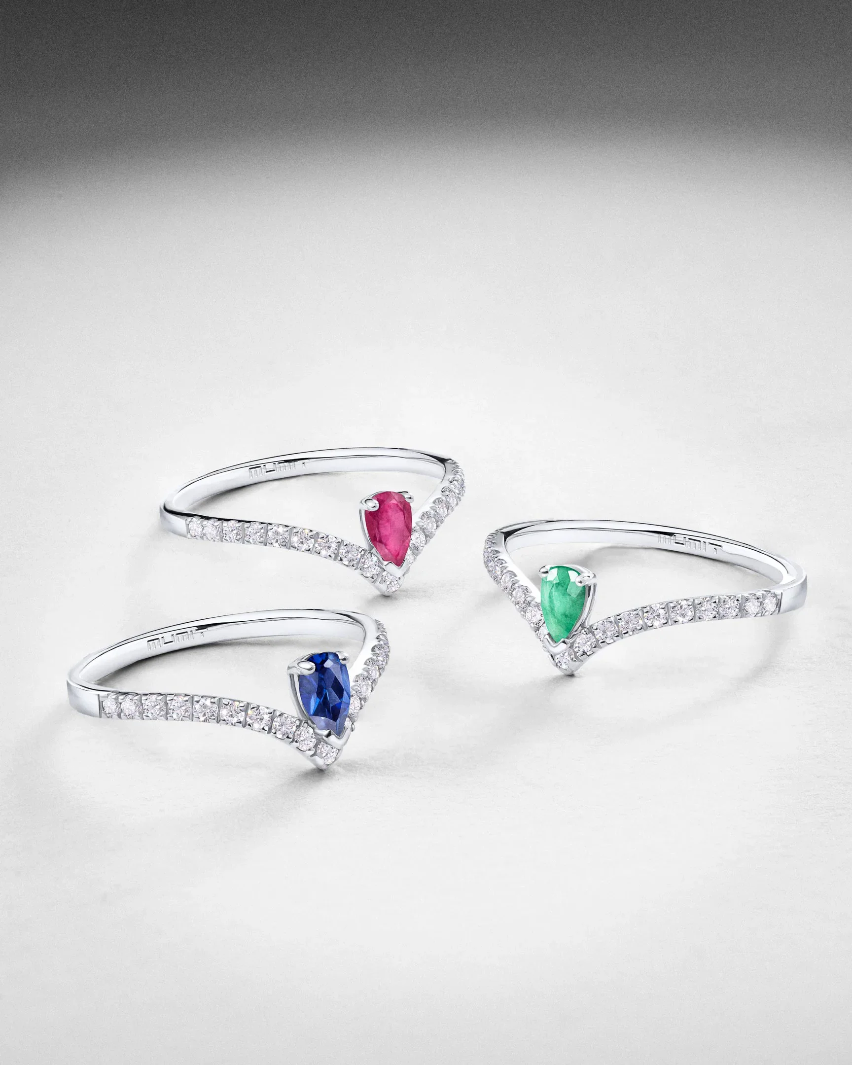 Sortija Mia de Rubí y Diamantes en Oro Blanco de 18 Kt - Image 4