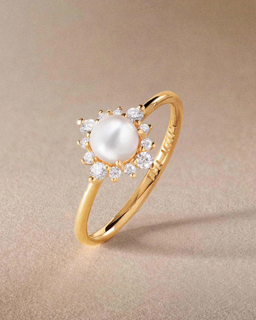 Sortija Midnight Holly de Perla y Diamantes en Oro Amarillo de 18 Kt - Image 5